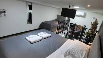 Family Studio Suite | Soundproofing, iron/ironing board, free WiFi