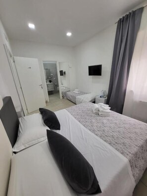 Soundproofing, iron/ironing board, free WiFi - New era Rooms  (Naples)