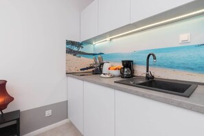 Réfrigérateur, micro-ondes, plaque de cuisson, cafetière/bouilloire