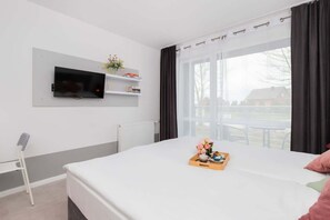 Iron/ironing board, WiFi, bed sheets