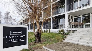 Un edificio moderno con una recepción que dice “SeaPower HORYZONT RECEPCJA”.
