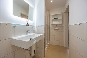 シャワー、ヘアドライヤー、タオル、石鹸