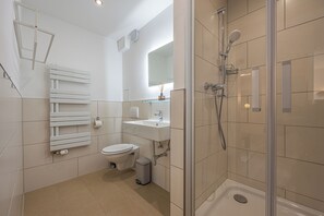 Dusj, hårføner, håndklær og såpe