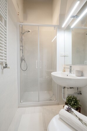 Douche, sĂšche-cheveux, serviettes fournies, savon