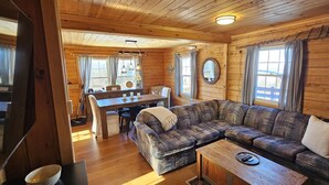 Smart TV, fireplace - Overlook Cabin - Lake/Mountain View*Pet Friendly*A/C*Washer/Dryer (Greenville)