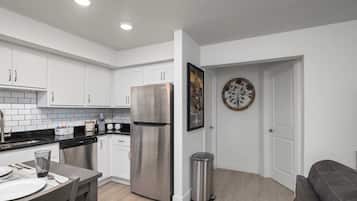 Frigorifero, microonde, forno, piano cottura