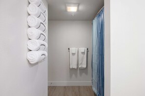 Dusj, hårføner og håndklær