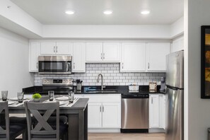 Kühlschrank, Mikrowelle, Ofen, Herdplatte