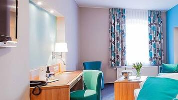 Habitación Confort doble, 1 cama de matrimonio grande, no fumadores, baño privado | Caja fuerte, escritorio, espacio para trabajar con un portátil