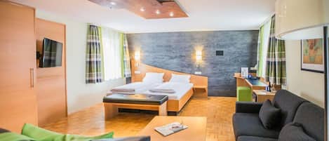 Chambre Confort double, 1 trĂšs grand lit, non-fumeur, salle de bain attenante | Coffre-fort, bureau, espace de travail pour ordinateurs portables