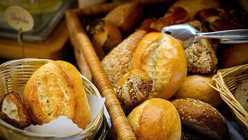 Se ofrece un desayuno bufé todos los días (por un coste adicional)