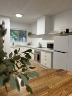 Refrigerador, microondas, horno y parrilla de estufa