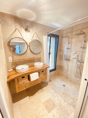Douche, sĂšche-cheveux, papier toilette