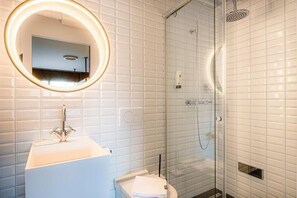 Quarto casal | Banheiro | Chuveiro, produtos de toalete grátis, secador de cabelo, piso aquecido