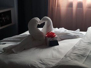 Minibar con artículos gratuitos y caja de seguridad en la habitación 