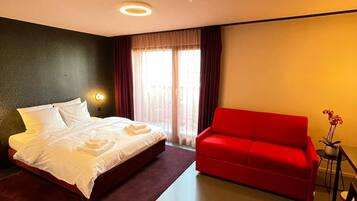 Free minibar, in-room safe, desk, free WiFi