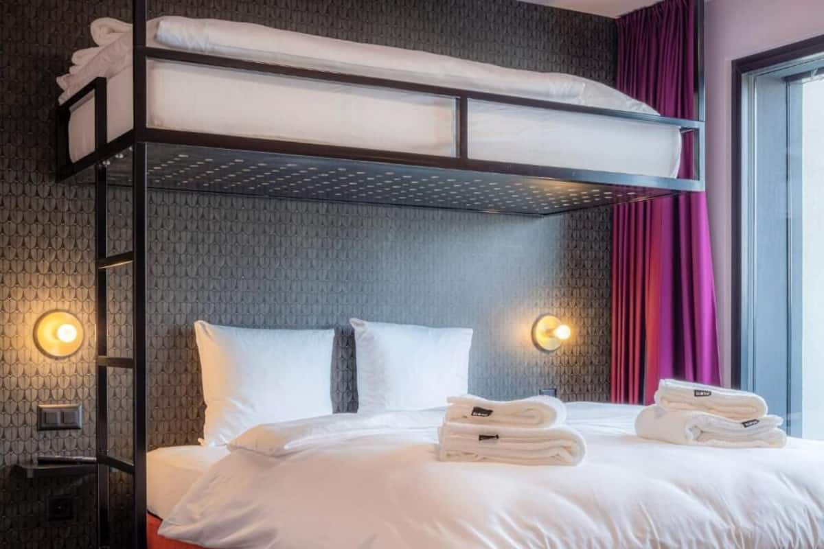 Minibar (free items), in-room safe, desk, WiFi (free)