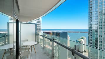 Superior appartement, meerdere bedden, balkon, uitzicht op meer | Kameruitzicht