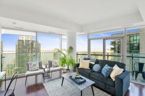 Departamento Elite, 3 habitaciones, balcón, vista a la ciudad | Área de sala de estar | Televisión de pantalla plana, Netflix, Hulu y servicios de streaming