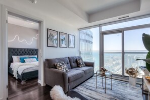 Elite appartement, 1 slaapkamer, keuken, uitzicht op stad | Woonruimte | Een 43-inch flatscreentelevisie met satellietzenders, Netflix en Hulu