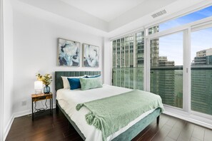 Apartamento Grand, 3 habitaciones, balcón, vistas al lago | Decoración individual, mobiliario individual, escritorio