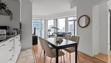 Premier Apartment, 2 Bedrooms, Balcony, City View | Private kitchen