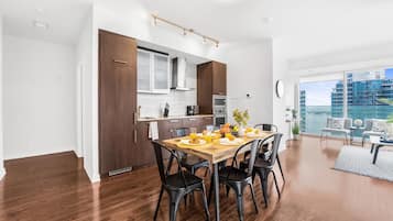 Leilighet – grand, 3 soverom, balkong, utsikt mot innsjø | Eget kjøkken | Kjøleskap, mikrobølgeovn, ovn og kokeplater