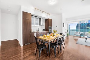 Departamento Elite, 3 habitaciones, balcón, vista a la ciudad | Cocina privada | Refrigerador con congelador, horno, parrilla de estufa y lavavajillas