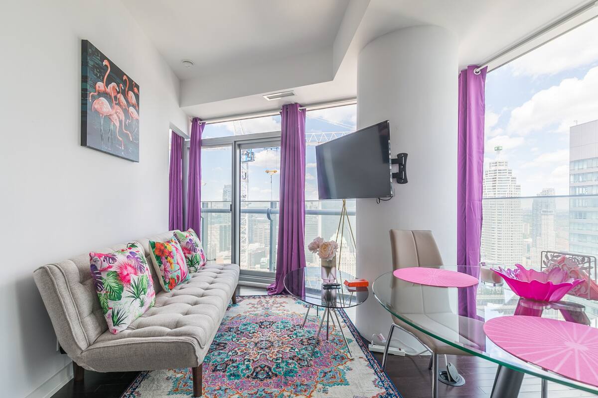 Premier Apartment, 1 Bedroom, Kitchen, Lake View | Living area | 43-inch flat-screen TV with satellite channels, Netflix, Hulu