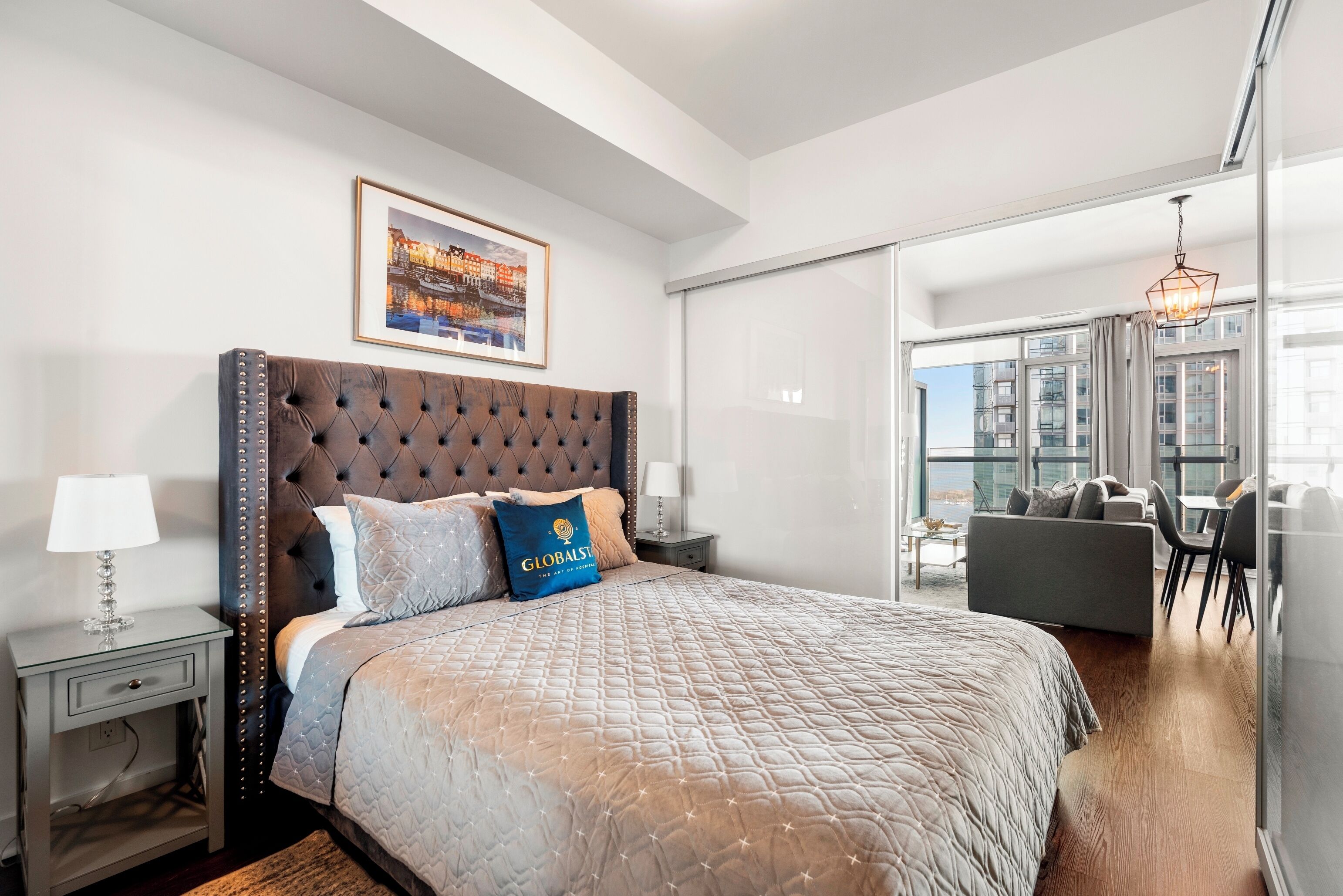 Superior-Apartment, Mehrere Betten, Balkon, Seeblick | Individuell dekoriert, individuell eingerichtet, Schreibtisch