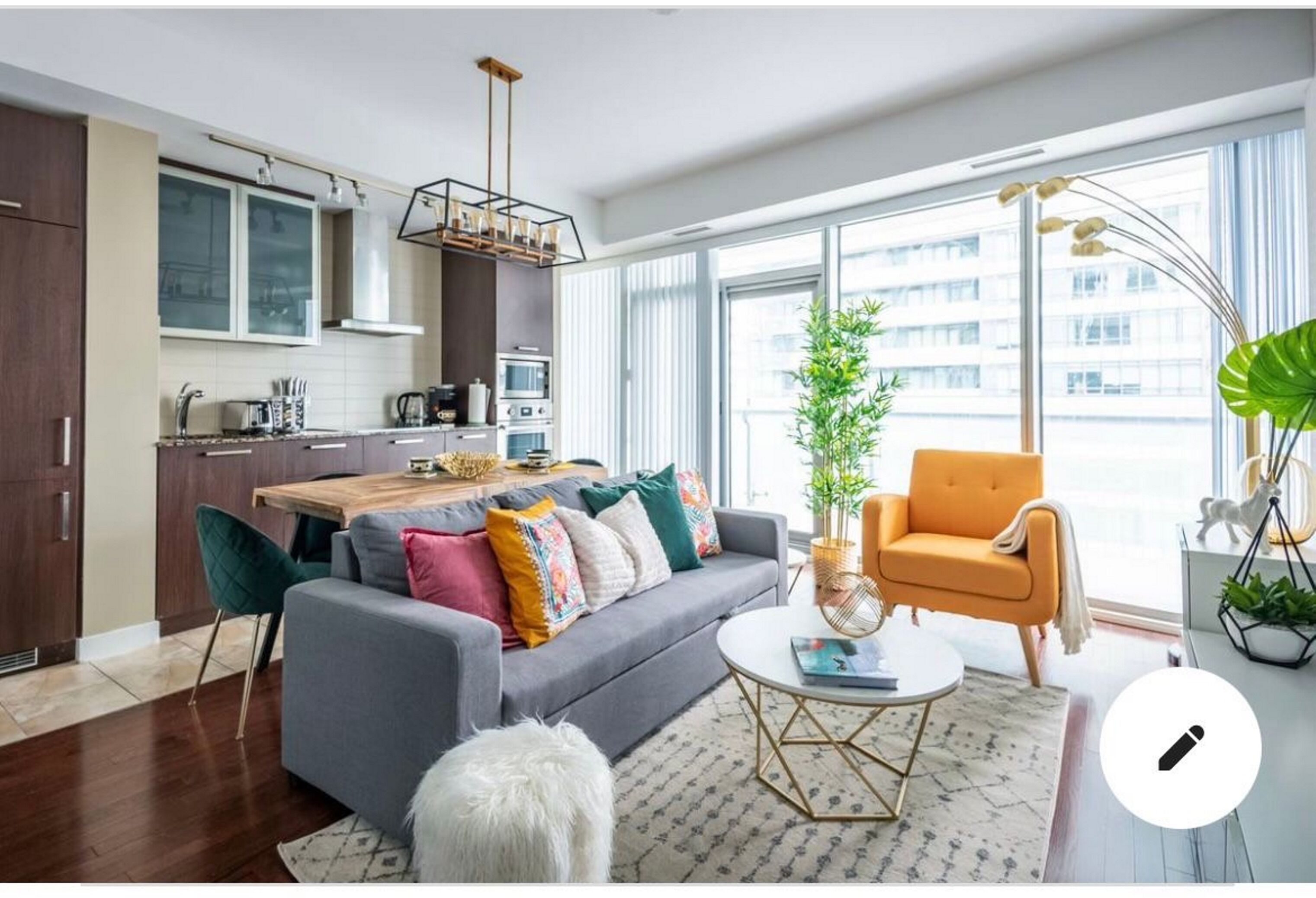 Exclusive-Apartment, 3 Schlafzimmer, Balkon, Seeblick | Wohnbereich | 43-Zoll-Flachbildfernseher mit Satellitenempfang, Netflix, Hulu