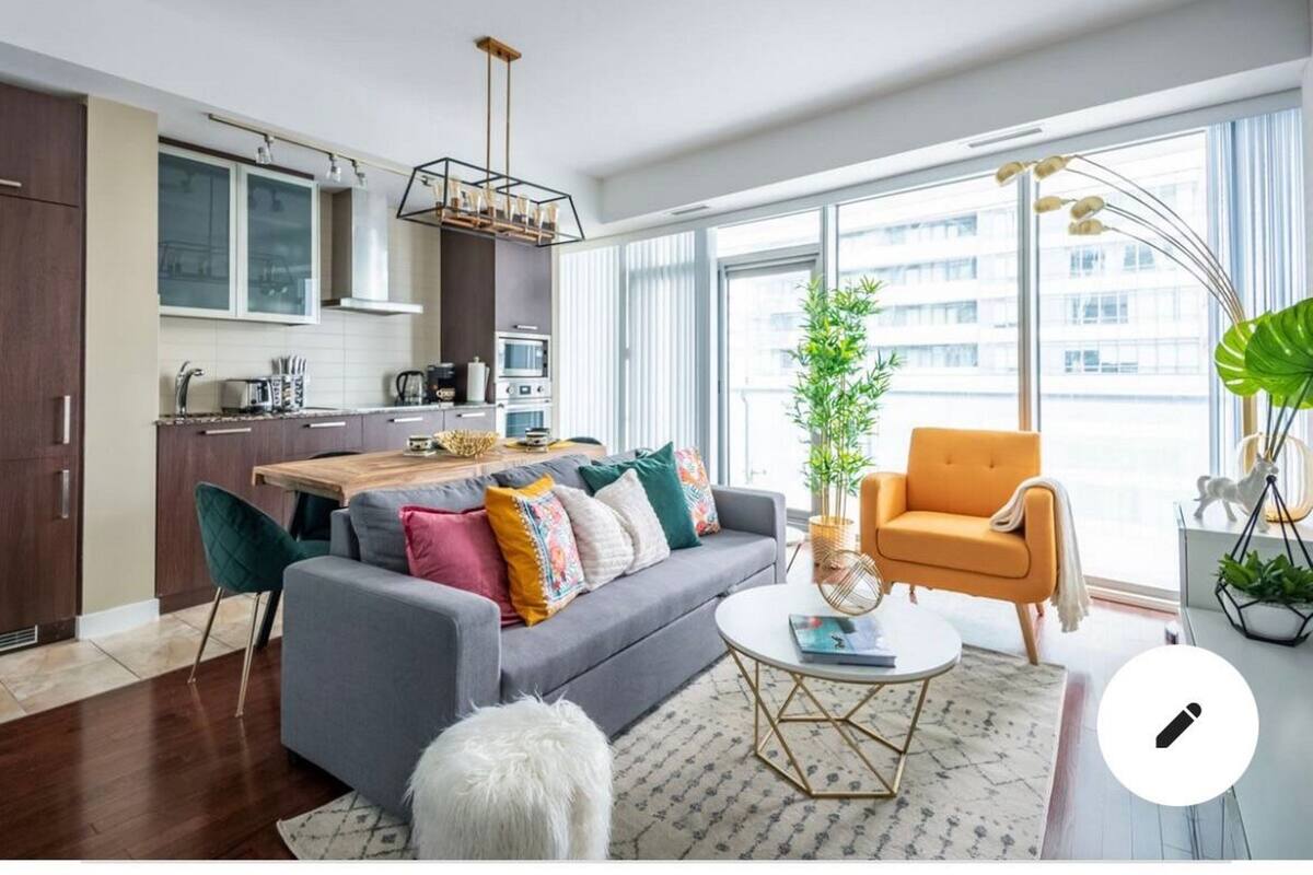 Exclusive-Apartment, 3 Schlafzimmer, Balkon, Seeblick | Wohnbereich | 43-Zoll-Flachbildfernseher mit Satellitenempfang, Netflix, Hulu