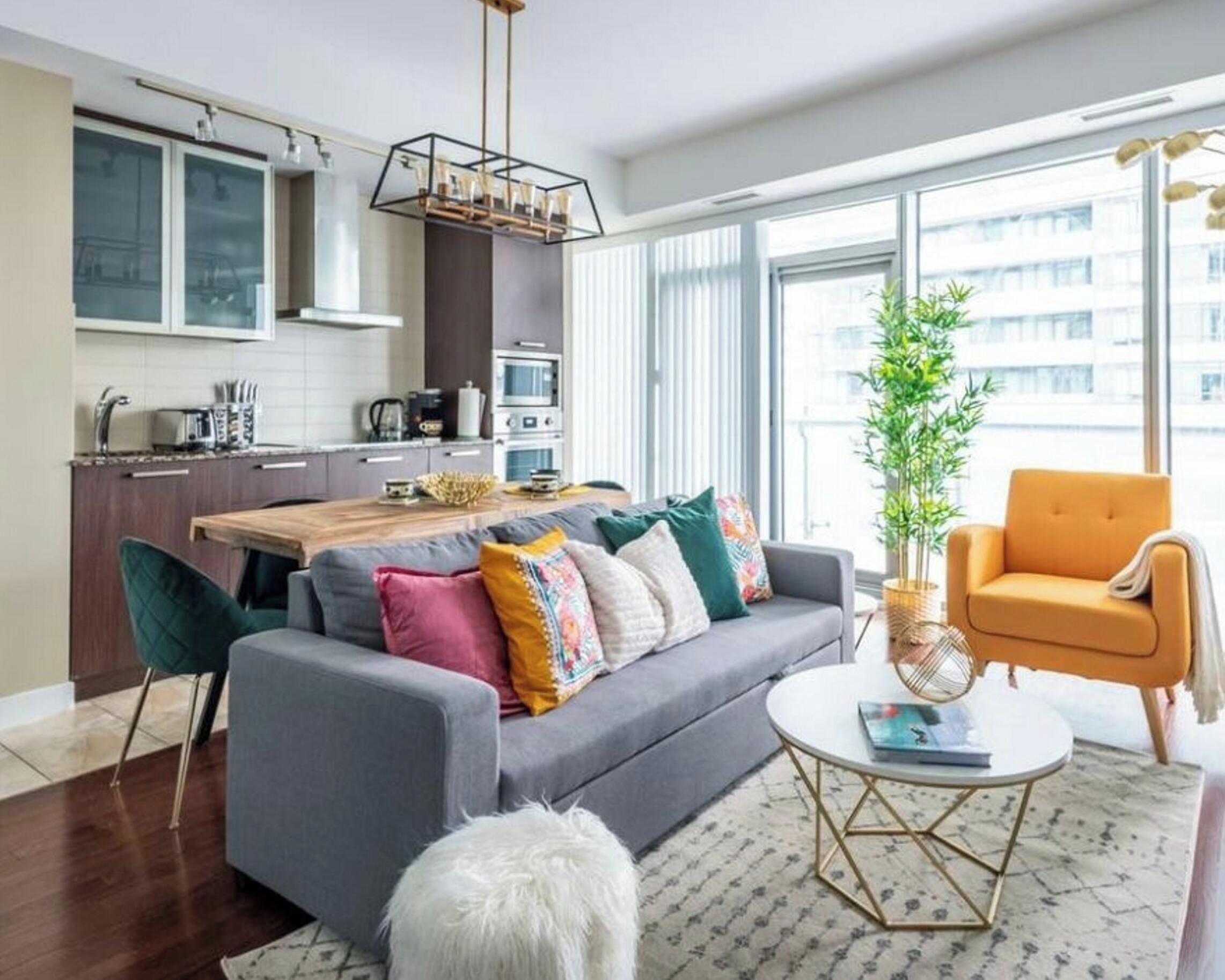 เอ็กซ์คลูซีฟอพาร์ทเมนท์, 3 ห้องนอน, ระเบียง, วิวทะเลสาบ | บริเวณนั่งเล่น | ทีวีจอแบน 43 นิ้ว พร้อมช่องดาวเทียม, Netflix, Hulu