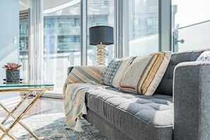 Apartamento junior, 2 habitaciones, balcón, vistas al lago | Zona de estar | Una televisión de pantalla plana, Netflix, Hulu, servicios de streaming