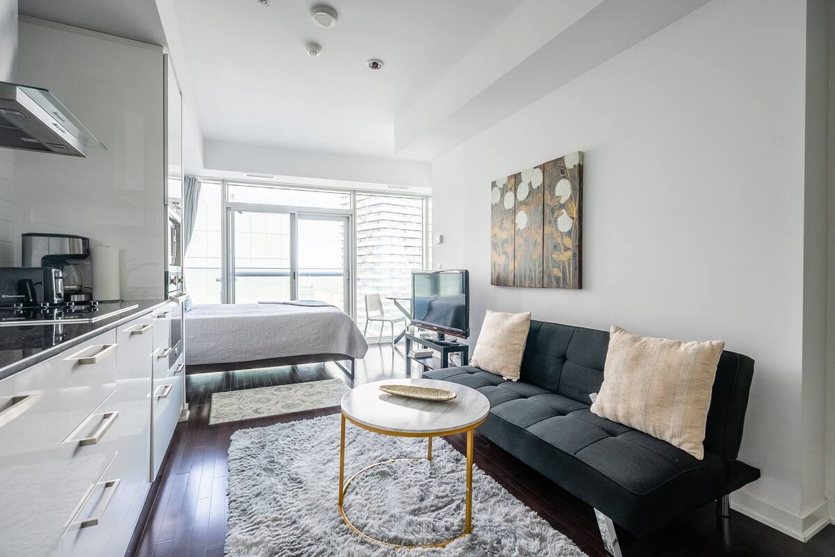 Signature Studio, 1 Queen Bed with Sofa bed, Kitchen, Lake View | Living area | 43-inch flat-screen TV with satellite channels, Netflix, Hulu