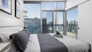 Elite appartement, 2 slaapkamers, balkon, uitzicht op stad | Individueel gedecoreerd, individueel gemeubileerd, een bureau