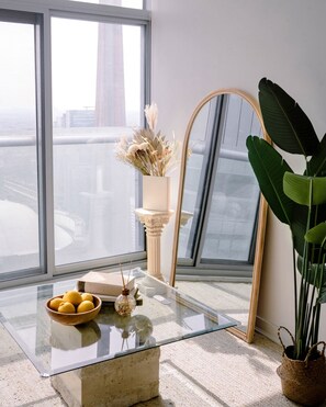 Departamento de diseñador, 1 habitación, vista al lago | Área de sala de estar | Televisión de pantalla plana, Netflix, Hulu y servicios de streaming