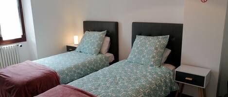 3 bedrooms, iron/ironing board, free WiFi, bed sheets