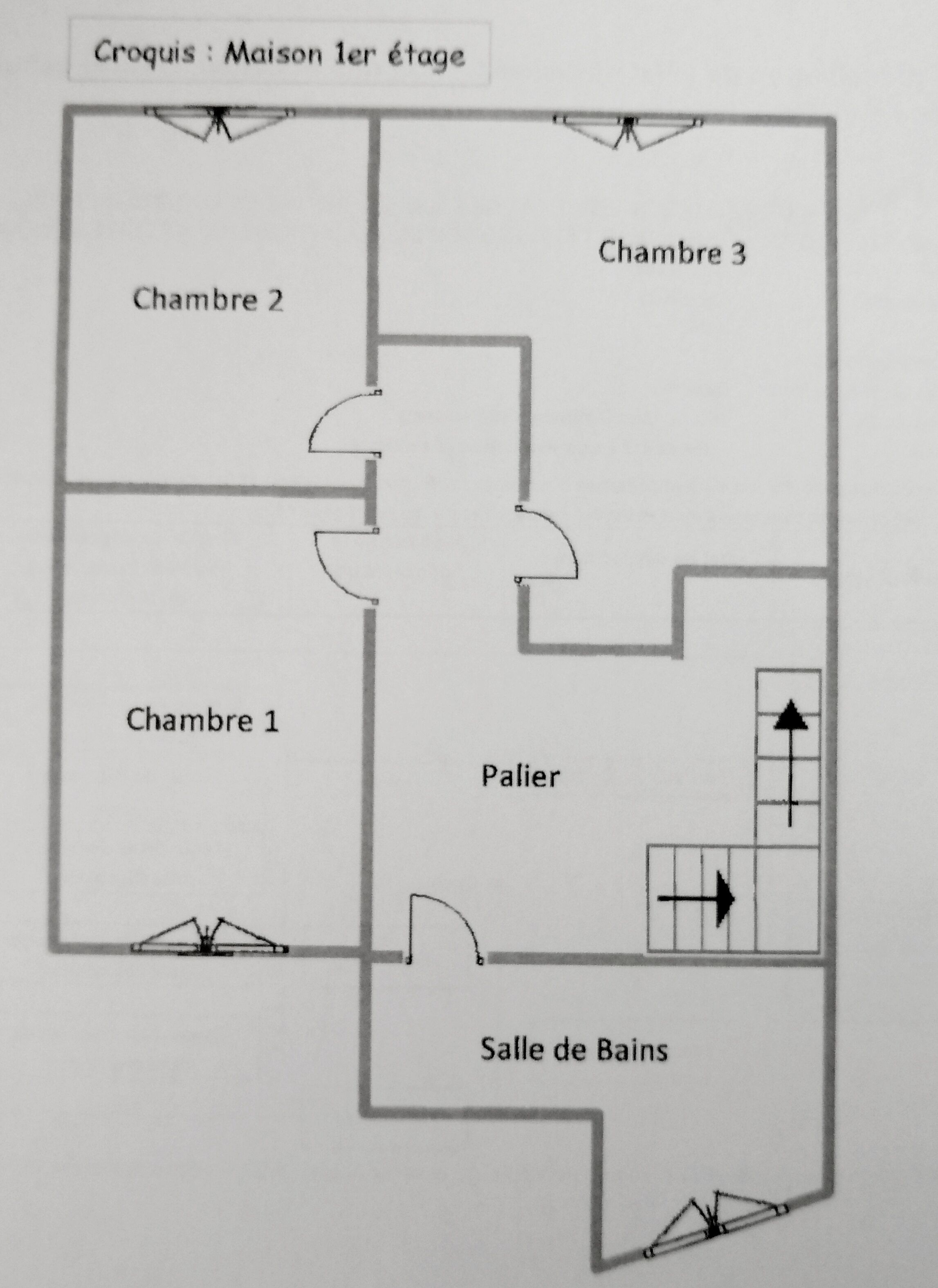 Grundriss einer Maisonette mit drei Zimmern, einem Badezimmer und einem Balkon.