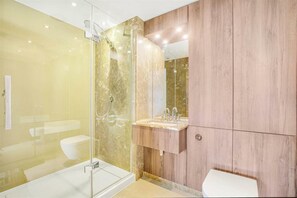 Apartment | Bathroom | Shower, towels - Elegant & Luxury 2BD Penthouse in London Fulham (London)
