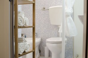 Doccia, asciugacapelli, bidet, asciugamani