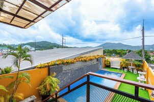 Zona de piscina en la azotea con vistas a la ciudad y las colinas.