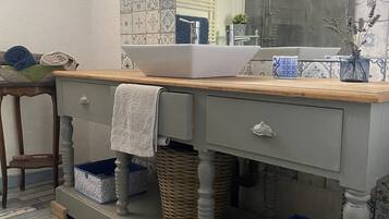 Een douche, een haardroger, handdoeken, zeep