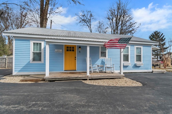 “Superior” Cottage Lake Views Sleeps 6