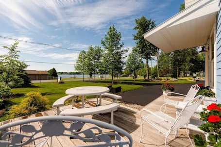 Outdoor dining. Heron`s Nest I Paw Paw Lake Cottages I Superior #5