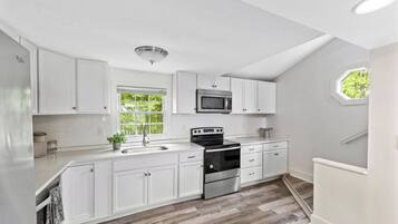 Een koelkast, een magnetron, een oven, een kookplaat