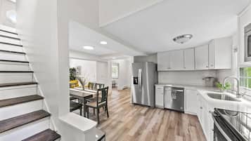 Een koelkast, een magnetron, een oven, een kookplaat