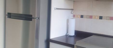 Mikroaaltouuni, uuni, keittoastiat/astiat/ruokailuvälineet