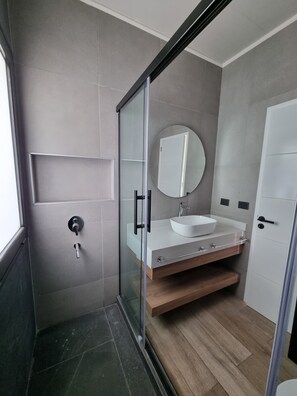 Deluxe Room, Balcony, Mountain View | Bilik Mandi | Pengering rambut, bidet, tuala disediakan, sabun 