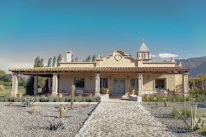 Vista frontal de la propiedad